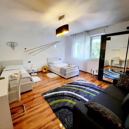 Symphony Veranda: Modern, New