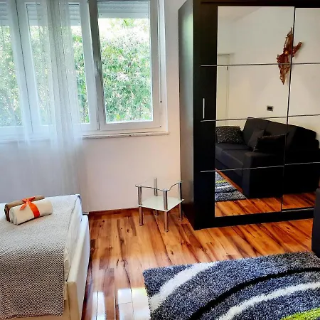 Symphony Veranda: Modern, New