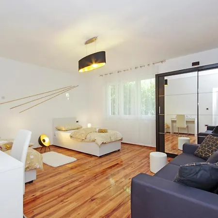 Symphony Veranda: Modern, New