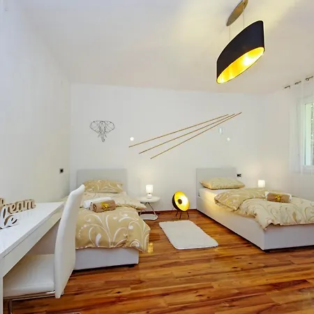 Apartment Symphony Veranda: Modern, New