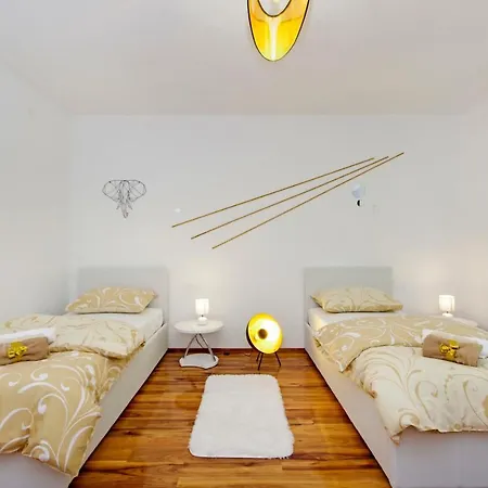 Symphony Veranda: Modern, New Apartment *