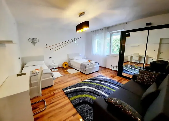 Symphony Veranda: Modern, New