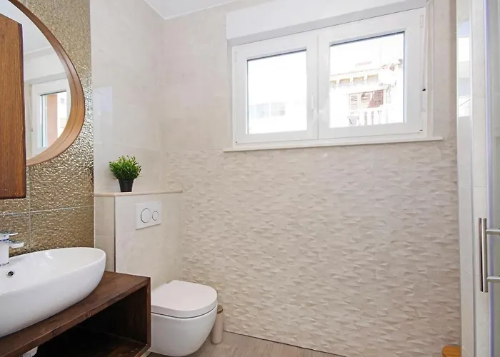 Symphony Veranda: Modern, New *